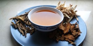 Bowl,Of,Chinese,Herb,Tea,With,Dried,Assorted,Roots,Aside.